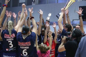 Η απονομή του τίτλου του Super Cup γυναικών στον Πανιώνιο και η αναμνηστική selfie (pics+vid)