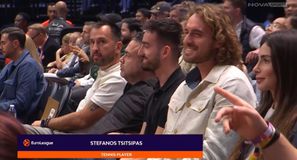 Ο Στέφανος Τσιτσιπάς στα court-seats για τον αγώνα της Ντουμπάι BC με την Αρμάνι Μιλάνο