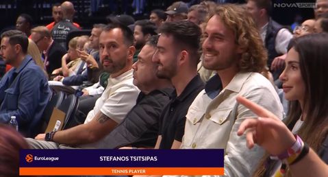 Ο Στέφανος Τσιτσιπάς στα court-seats για τον αγώνα της Ντουμπάι BC με την Αρμάνι Μιλάνο