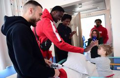 "Ερυθρόλευκη" επίσκεψη στο Ιατρικό Κέντρο Αθηνών (pics)