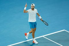 Εγκατέλειψε ο Κόρντα, πρόκριση για τον Χατσάνοφ