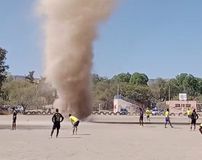 Ανεμοστρόβιλος διέκοψε αγώνα ποδοσφαίρου - Απόλυτα ψύχραιμοι οι παίκτες περίμεναν να περάσει (vid)