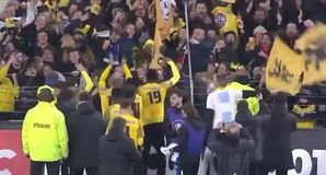 Οι παίκτες της Κασέλ έστησαν πάρτι με τους οπαδούς παρά την «επτάρα» από την Παρί (vid)