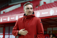 Ανακοινώνει τρεις στόπερ, φουλάρει γι’ άλλους δύο!