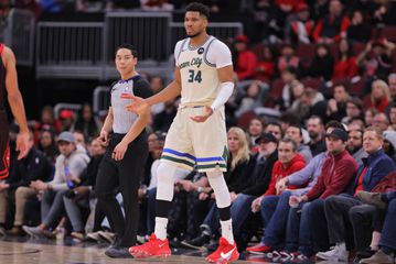 Ο Τζέικ Φίσερ αναλύει τα σενάρια ανταλλαγής για Αντετοκούνμπο