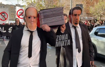Πρωτότυπη διαμαρτυρία από οπαδούς της Σεβίλλης με φέρετρο και μάσκες (vid)