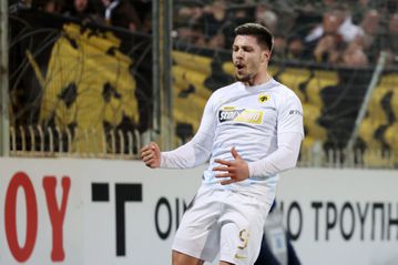 Η γκολάρα του Γιόβιτς και ο Στρακόσα έστειλαν την ΑΕΚ στην κορυφή