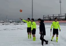 Απίστευτες εικόνες στην Τουρκία: Διαιτητές βγήκαν σε γήπεδο με 40 πόντους χιόνι