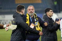 Ο Ηλιόπουλος αγκάλιασε τους παίκτες της ΑΕΚ μετά το «διπλό» στην Τρίπολη