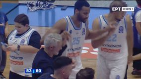 Οι παίκτες της Μυκόνου χορεύουν νησιώτικα μετά τη νίκη επί του Ηρακλή