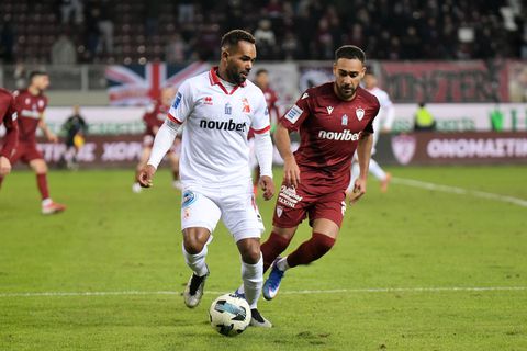 Απίθανο σκηνικό: Ο Δοϊρανλής προσπάθησε να «κλέψει» το... σκονάκι του Σαγάλ! (Vid)