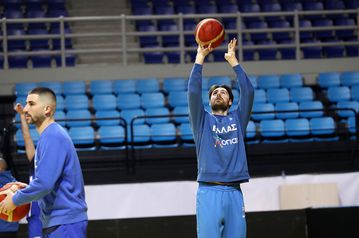 Η Ελλάδα υποδέχεται τη Σερβία για τα «παράθυρα» και ο Tζορτζ Πάπας θα κάνει ντεμπούτο με τη... γαλανόλευκη