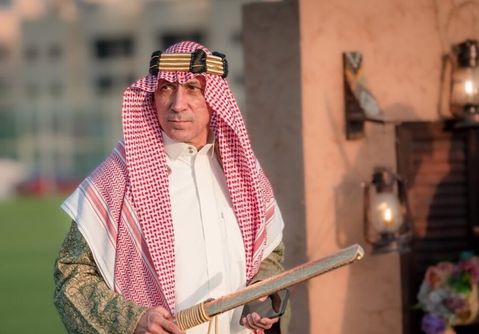 Γιώργος Δώνης: Φόρεσε κελεμπία για τον εορτασμό ίδρυσης της Σαουδικής Αραβίας!
