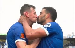 Παίκτες πανηγύρισαν με φιλί στο στόμα, θυμίζοντας Νέβιλ και Σκόουλς (vid)