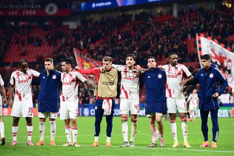 Ο κόσμος του Ολυμπιακού αποθέωσε τους παίκτες παρά τον αποκλεισμό (pics)