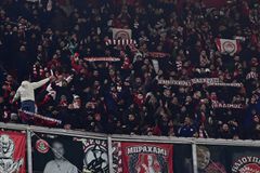 Χαμός στο Λεβερκούζεν από τους φίλους του Ολυμπιακού (vid)