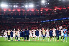 Η αποθέωση των οπαδών του Ολυμπιακού στους ποδοσφαιριστές μετά τη Λεβερκούζεν