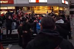 Χαμός στο Λεβερκούζεν από τους φίλους του Ολυμπιακού (vid)