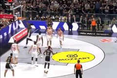 Τρομακτικό κάρφωμα του Λεσόρ πάνω από όλο τον Ολυμπιακό (vid)