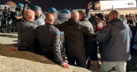 Οι οπαδοί της Αγγλίας δέχτηκαν επίθεση με ρόπαλα από τους Ιταλούς αστυνομικούς