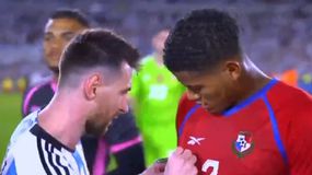 Αποθέωση για Μέσι κι από αντιπάλους: Υπέγραφε αυτόγραφα και φανέλες για τους παίκτες του Παναμά (vid)