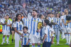 Ο Μέσι χόρεψε με την Αντονέλα στο πάρτι των Παγκόσμιων Πρωταθλητών και έγινε viral (vid)