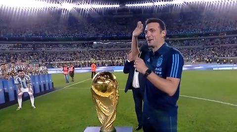 Ο Σκαλόνι πήρε το μικρόφωνο και ξεσήκωσε τους οπαδούς της Αργεντινής με σύνθημα για τον Μέσι (vid)