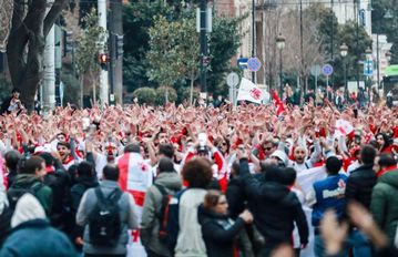 Ερυθρόλευκο ποτάμι: Με πορεία στο γήπεδο για τον τελικό με την Ελλάδα οι οπαδοί της Γεωργίας