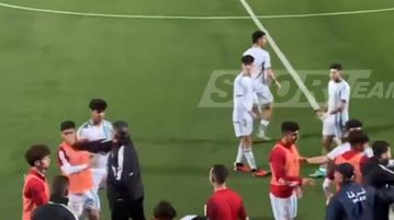 Ο προπονητής της Αλγερίας Κ20 μοίρασε χαστούκια στους παίκτες του για να σταματήσουν τον καυγά με αντιπάλους! (vid)