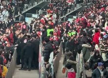 Απίστευτο! Αξιωματούχοι στη Νότια Κορέα έκαναν «ντου» σε οπαδούς και τους πήραν πανό με τη βία (vid)