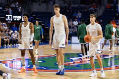 Ένας μικρός γίγαντας! Είναι 18 ετών και 236 εκατοστά, είχε ύψος 157 εκατοστά στον παιδικό σταθμό και τώρα είναι αστέρας στην Αμερική