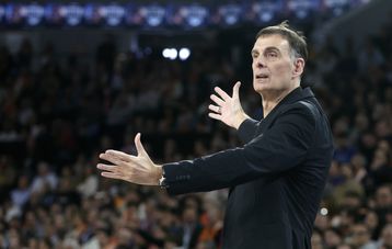 Η αντίδραση του Μπαρτζώκα όταν η μπάλα μπήκε και βγήκε σε προσπάθεια του Βεζένκοφ (pics)