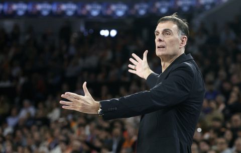 Η αντίδραση του Μπαρτζώκα όταν η μπάλα μπήκε και βγήκε σε προσπάθεια του Βεζένκοφ (pics)