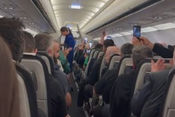 Πράσινη «τρέλα» στο αεροπλάνο - Αποθέωση από τον κόσμο του Παναθηναϊκού - Το βίντεο του Sportal