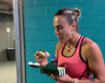 Η Σαμπαλένκα γιόρτασε με χοτ ντογκ 90 ευρώ - Τι περιέχει το «Golden Glizzy» (vid)