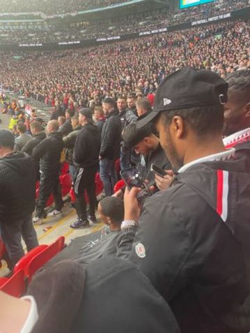 Το είδαμε και αυτό στο «Γουέμπλεϊ»! Οπαδός κουρευόταν κατά τη διάρκεια του ημιτελικού Μπράιτον-Μάντσεστερ Γιουνάιτεντ