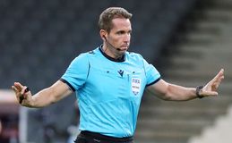 Η παραδοχή από τον διαιτητή του αγώνα ΑΕΚ – ΠΑΟΚ στο ντέρμπι της Bundesliga - «Μ’ έσωσε το VAR» (vid)