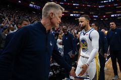 O κόουτς Κερ πήρε πάνω του την ευθύνη για τη γκάφα του Κάρι με το τάιμ άουτ (vid)