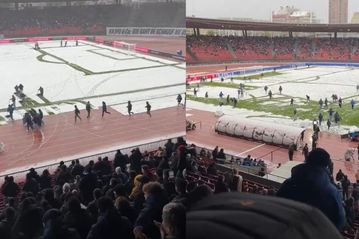 Οι οπαδοί της Ζυρίχης μπήκαν στο γήπεδο για να βγάλουν το χιόνι από τον αγωνιστικό χώρο