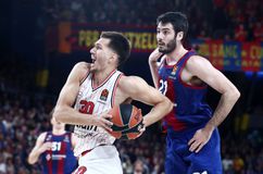 Φαλ και Πετρούσεφ δίνουν τον τόνο στον Ολυμπιακό: 22 πόντοι με 9/9 δίποντα κόντρα στην Μπαρτσελόνα