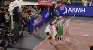 Τι κάνεις ρε Πουαριέ; Χτύπησε το πόδι του και στη συνέχεια το ξαναχτύπησε επειδή ξέσπασε πάνω στη διαφημιστική πινακίδα (vid)