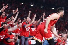 Το «ξέσπασμα» του κόσμου στο ΣΕΦ, ο Μεντιλίμπαρ και τα χαμόγελα στο φινάλε - Η παρακάμερα του Ολυμπιακού (vid)