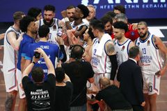 Σύζυγος του Ντέρεκ Ουίλις για οπαδό στο ΟΑΚΑ: «Είναι τρελό να πετάς μπύρα σε 9 μηνών μωρό επειδή έχασες»