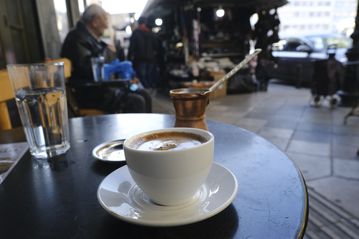 Το πρώτο διαζύγιο στην Ελλάδα λόγω… AI – Χωρίζει επειδή το ChatGPT είδε… στον καφέ ότι την απατάει ο σύζυγός της