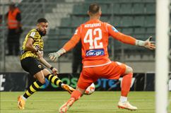 Ο Φερνάντες «έσπασε» και τη μέση του Ενκουλού - Η ίδια ΑΣΥΛΛΗΠΤΗ ντρίπλα του άσου της ΑΕΚ στο Βόλος - Άρης (vid)