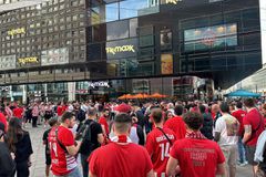 H πορεία των οπαδών του Ολυμπιακού στην Uber Arena του Βερολίνου