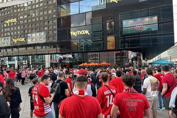 H πορεία των οπαδών του Ολυμπιακού στην Uber Arena του Βερολίνου