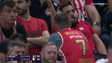 Επική αντίδραση απογοητευμένου οπαδού του Ολυμπιακού – Τον έδειξε το jumbotron και μούντζωσε (vid)