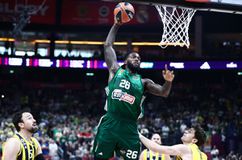 Ο Λεσόρ καρφώνει με δύναμη στο καλάθι της Φενέρ και ξεσηκώνει τον κόσμο (vid)