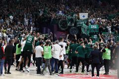 Τρίζουν τα τσιμέντα...